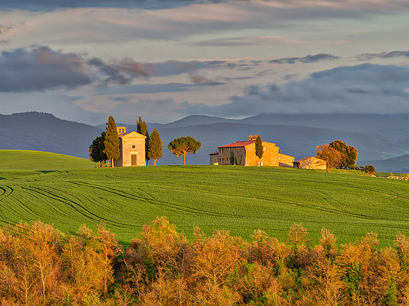 Madonna di Vitaleta distant